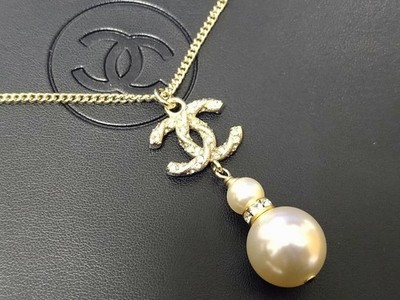 Echte CHANEL Gold Logo Anhänger Halskette, gestempelt: B18 B, Versand aus Japan