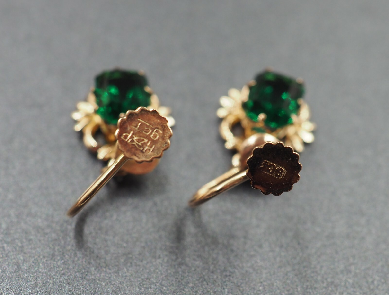 Women 9ct Yellow Gold Synthetic Emerald Earrings Screw On Fine Vintage