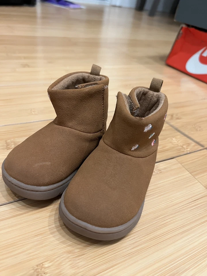 Botas Carter's para niña pequeña Foto 3 de 4