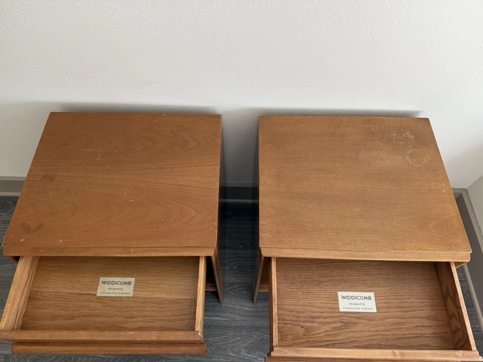 T.H. Par de mesitas de noche/mesas auxiliares Robsjohn Gibbings para Widdicomb Foto 3 de 4