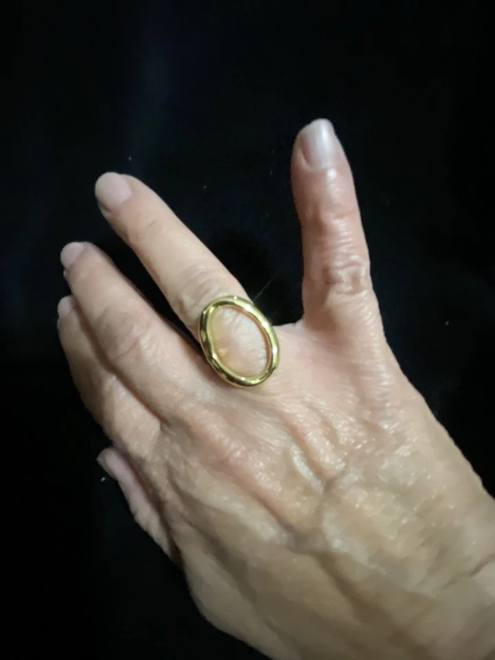 Anillo Kate Spade New York Tono Dorado Contorno Ovalado Ajustable Foto 2 de 3