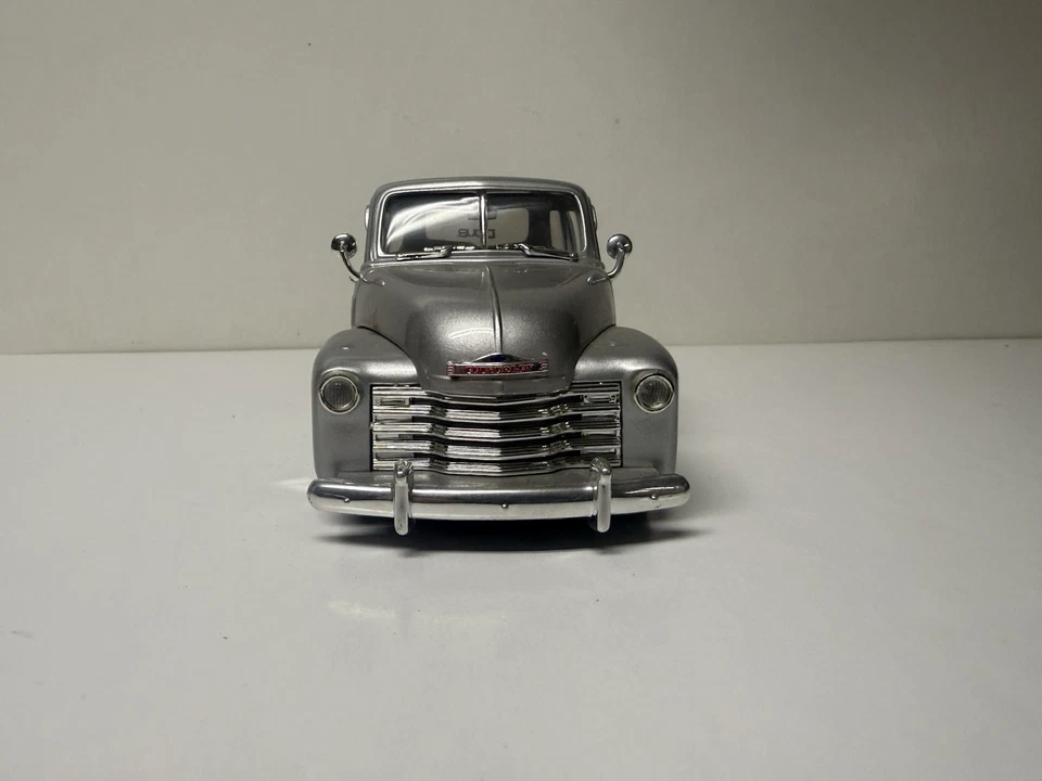 Coche diecast Chevrolet Pick Up 1951 ADA Toys escala 1/24 sin caja color plateado Foto 2 de 4
