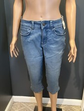 Women  s Size 8 LEE Riders Light Wash Stretch Capris NWT