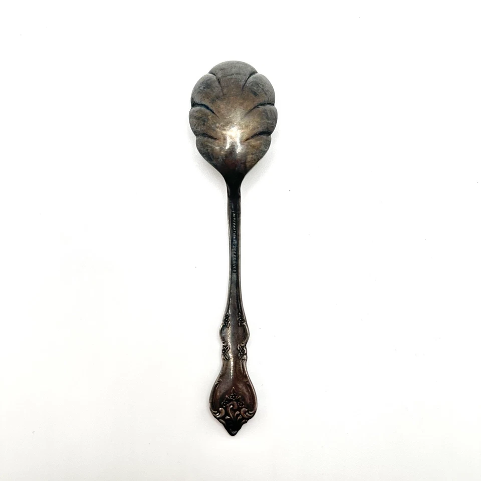 Cuchara festoneada de azúcar de plata profunda internacional de colección 5 3/8" Orleans Foto 3 de 4