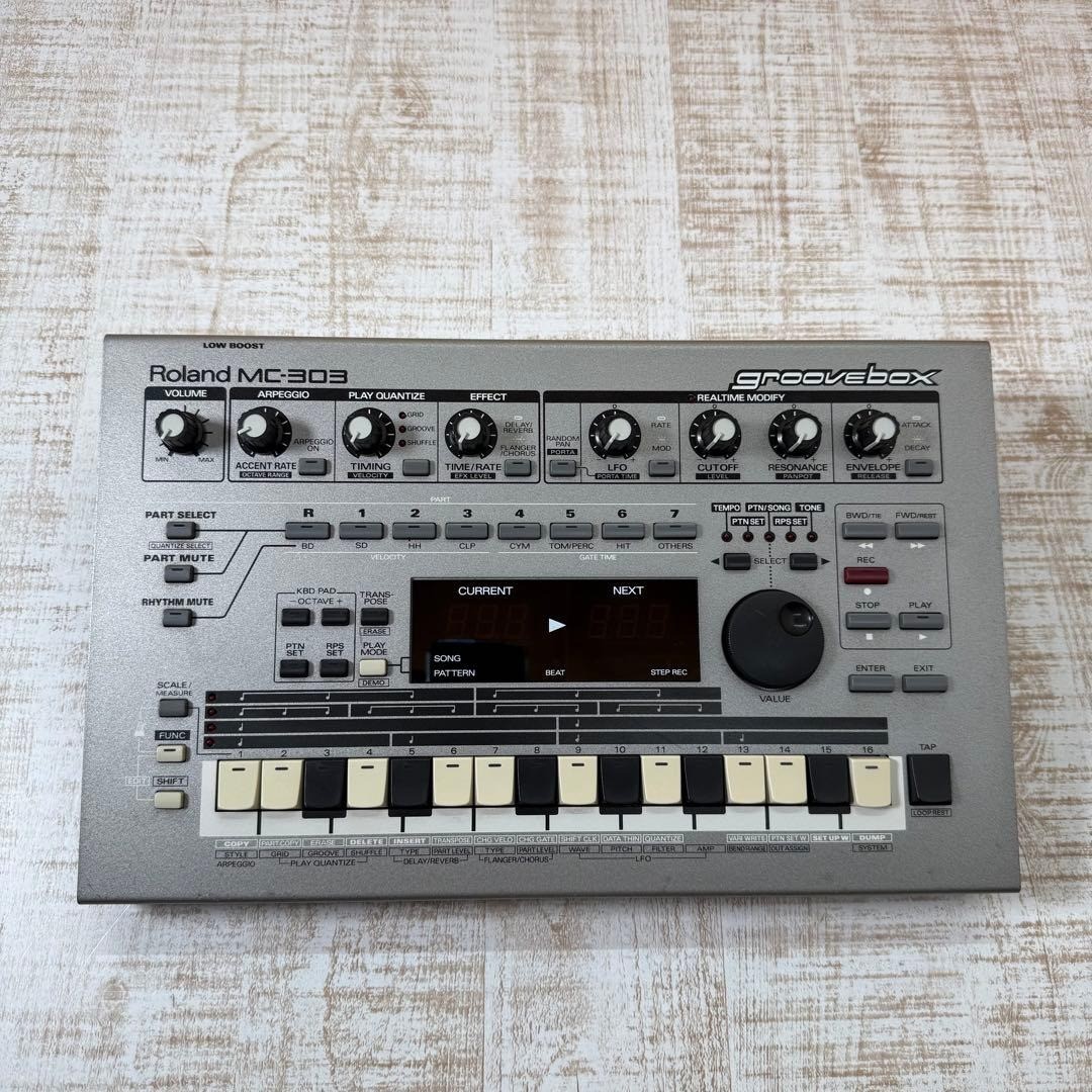Roland MC-303 Groovebox Drum Machine Synthesizer Sequencer Vintage