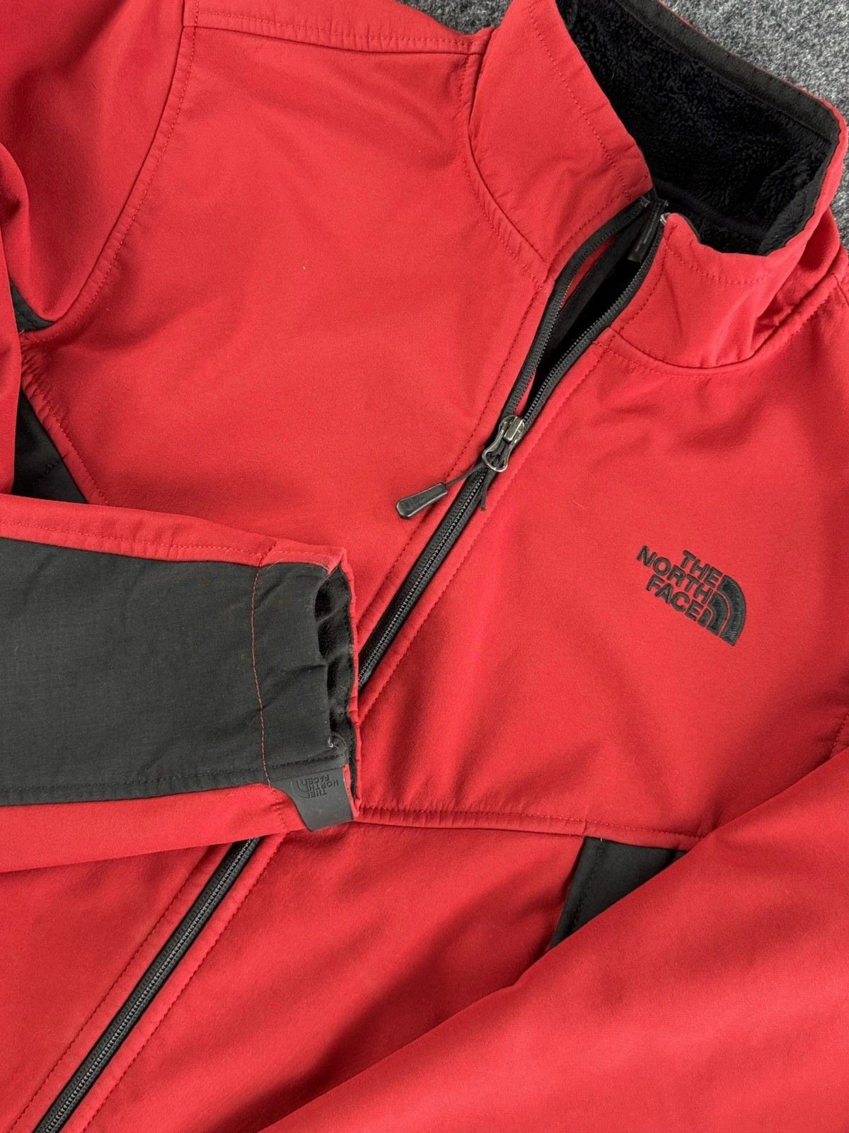 The North Face Red Black Softshell Fleece Jacket Mens M 21.5x26.5
