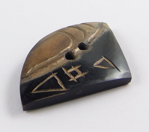 Botones de cuerno natural hechos a mano - negro/beige - 30x44 mm - diseño de forma azteca - Imagen 3 de 4