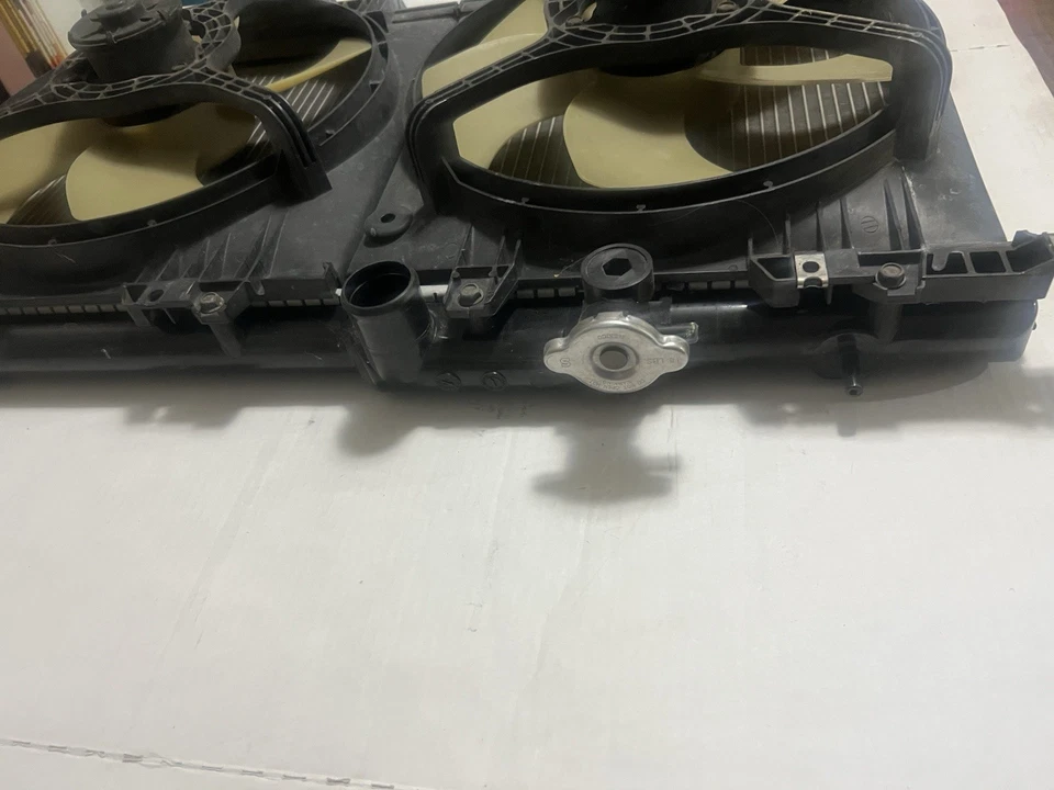 Radiador Subaru Outback Legacy Wagon 2001-2004 2,5 L con montaje de ventilador de refrigeración del motor Foto 4 de 4