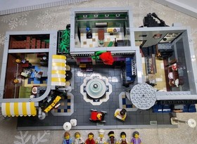 LEGO CREATOR: Assembly Square 10255 Complete W/Instructions No Box Retired 