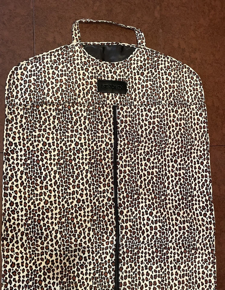 Bolsa de equipaje de ropa de diseñador St John con estampado de leopardo Foto 2 de 4