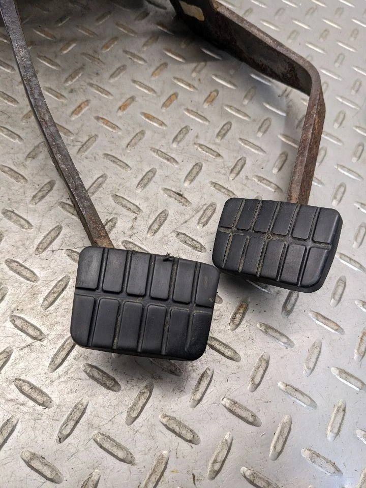1987-1997 Nissan D21 Hardbody Pickup Clutch & Brake Pedal Assy OEM 1173884 - Image 4 of 4