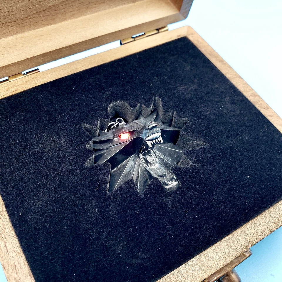 The Witcher III Geralt Wolf Medallion LED Eyes Pendent Necklace in Wooden Box - Image 3 of 4