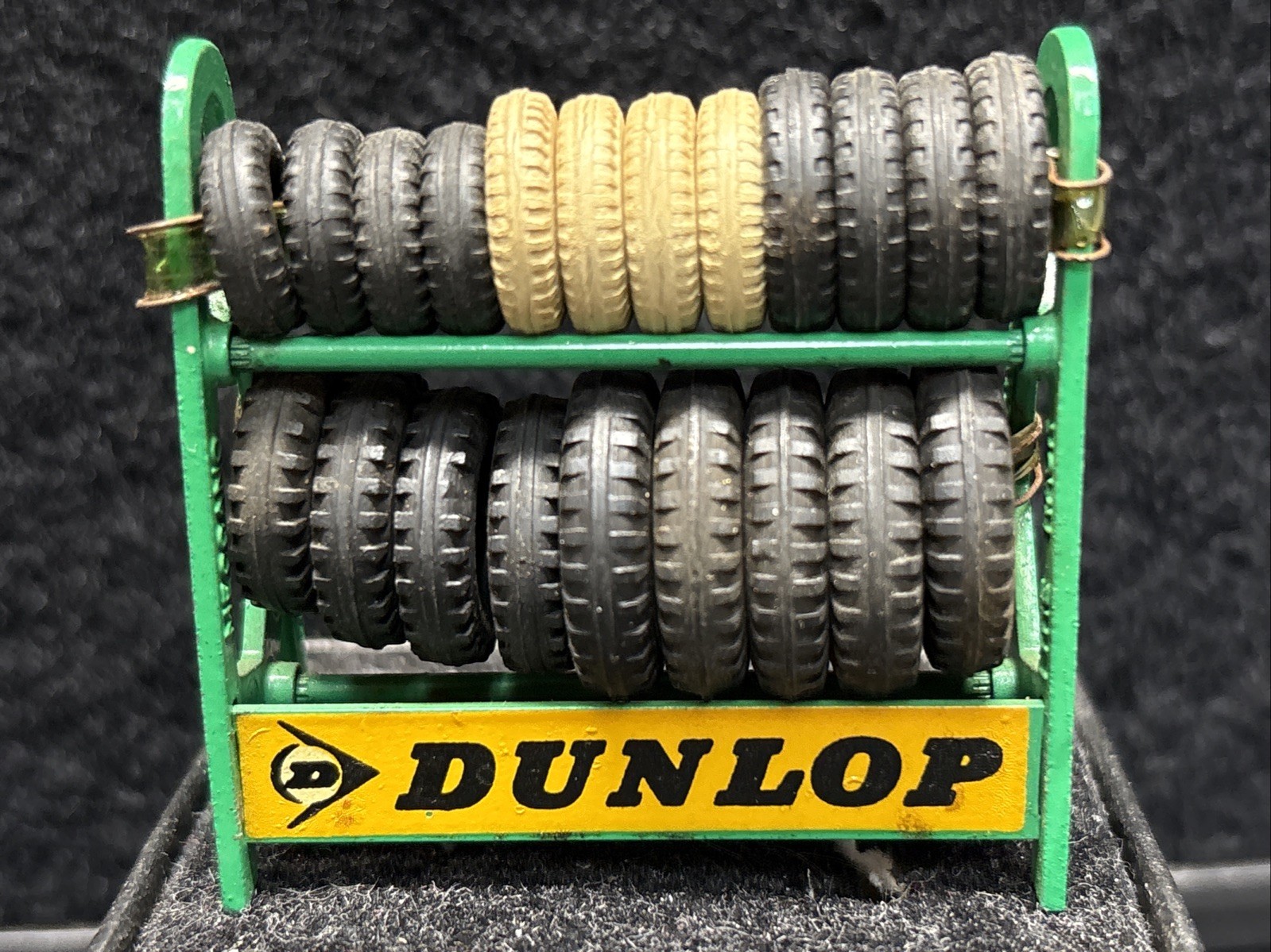 VINTAGE DINKY TOYS #786 DUNLOP TIRE RACK W/TIRES SERVICE