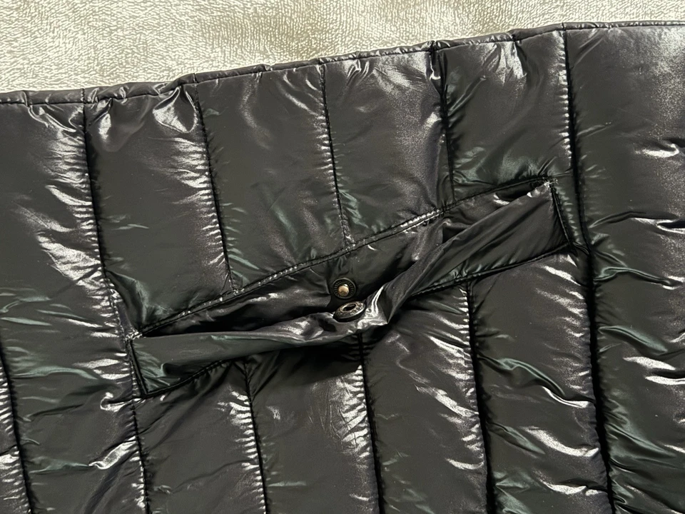 Chaleco acolchado Guess para hombre pequeño negro brillante Y2K exterior senderismo empacable esencial Foto 4 de 4