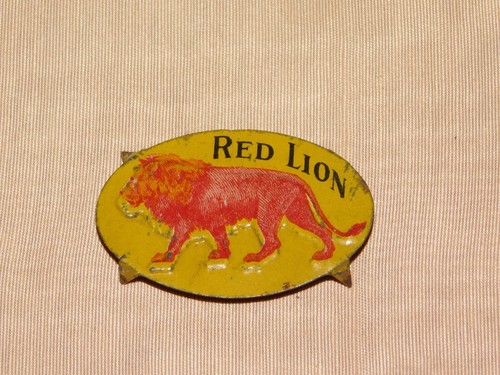 VINTAGE 1 3/4" ACROSS RED LION CIGARETTE TOBACCO METAL TIN TAG
