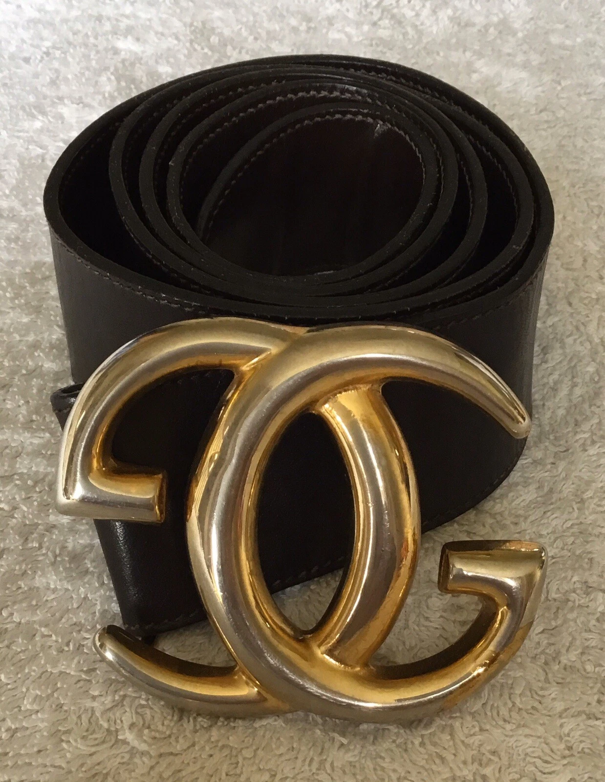 Ceinture femme vintage GUCCI en cuir avec boucle GG dorée lourde. Taille 32” 34”. Très bon état