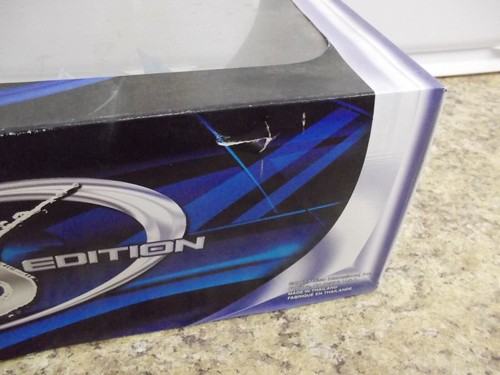 1957 Chevrolet Corvette Special Edition Car 1/18 Maisto NIB Collector Box - Picture 7 of 9
