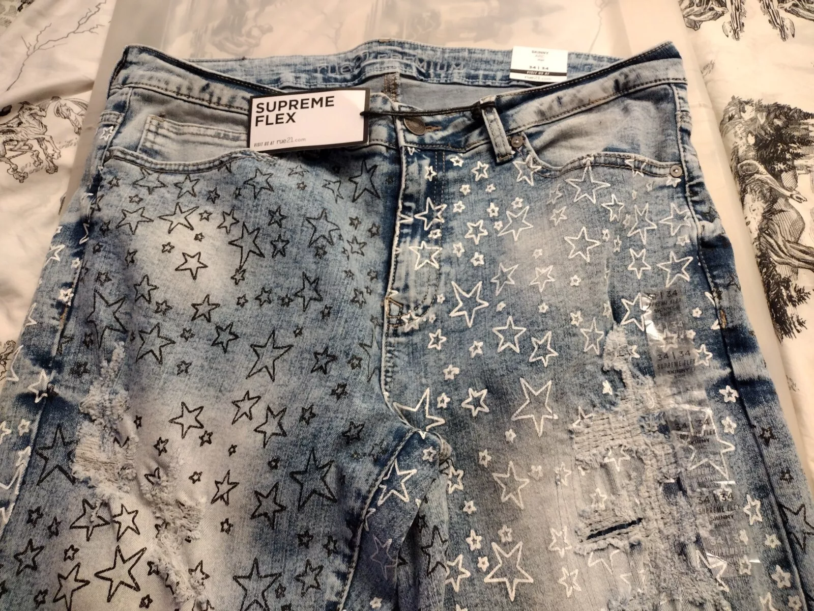 Rue 21 Skinny Arc   Jean pré vieilli Supreme Flex. 34x34 étoiles noires/blanches.