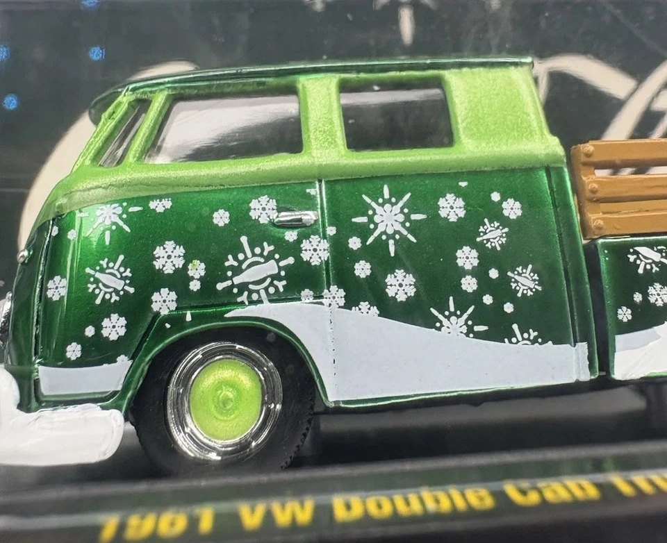 Грузовик с двойной кабиной M2 Machines Coca-Cola 1961 VW модель США 2025 рождественское издание  - Изображение 4 из 4