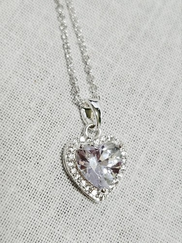 Collier Avec Pendentif Coeur - Couleur Argenté, Occasion