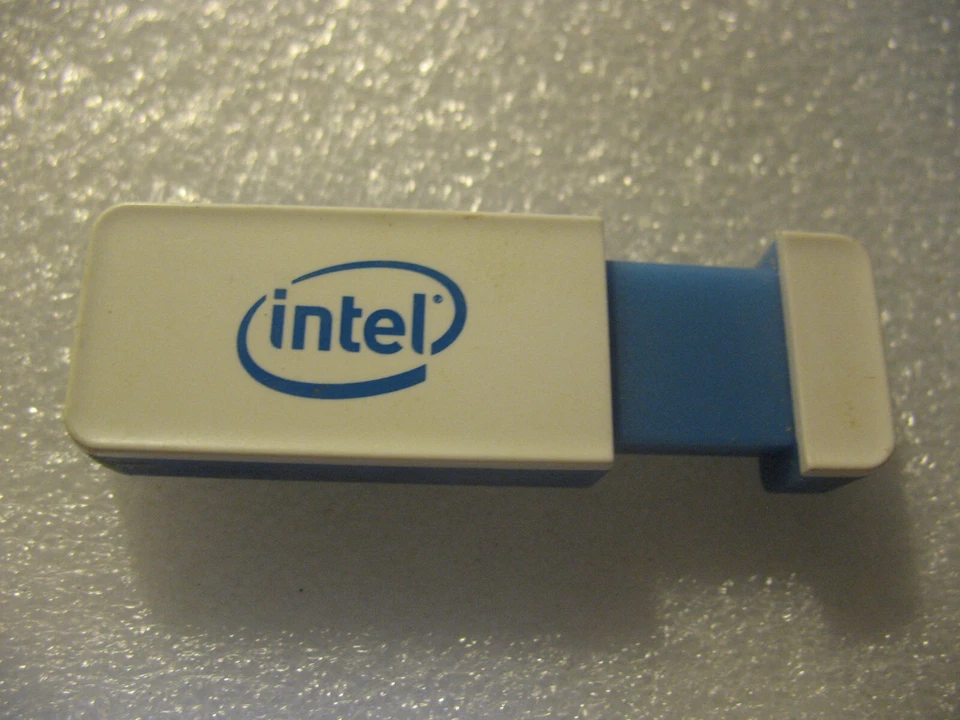 Unidad flash Intel USB 2.0 de colección memoria pulgar - cierra la pieza USB oculta Foto 2 de 3