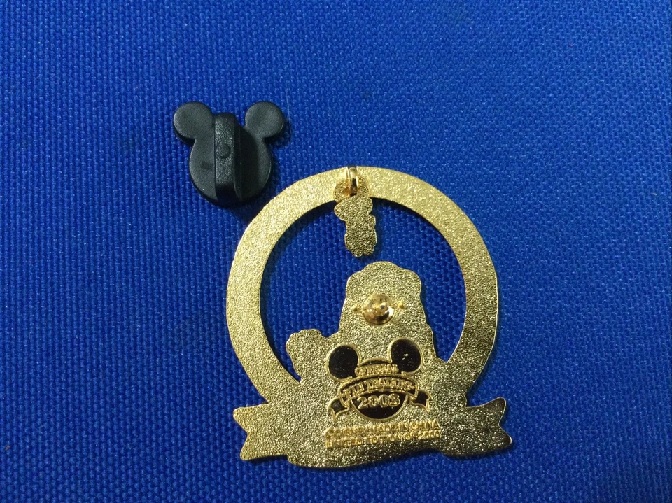 Prendedor Disney WDW Feliz Navidad Magic Kingdom Pluto Chip & Dale Mistletoe 2003 Foto 2 de 2