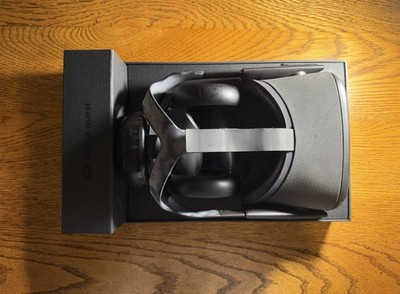 Oculus Quest VR Headset with Controllers and Accessories, Battery Pack and Grips