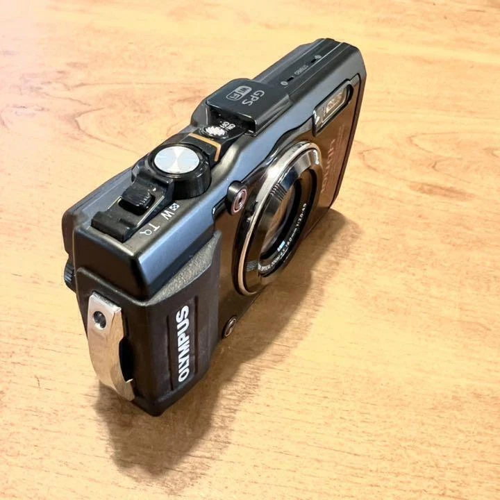 Cámara digital Olympus STYLUS Tough TG-4 negra impermeable 15 m 16 megapíxeles CMOS Foto 2 de 2