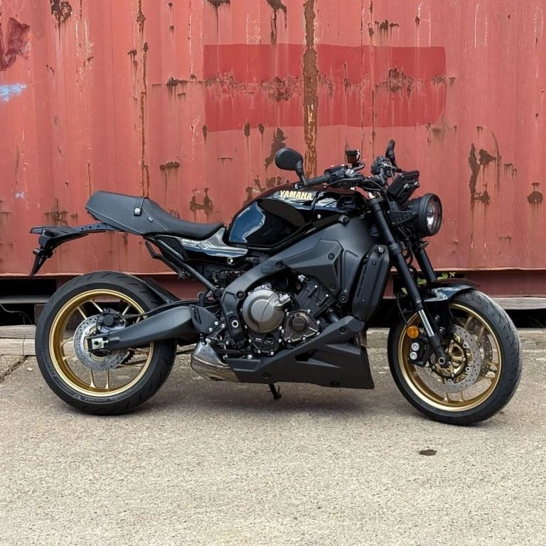 Pyramid Midnight Black Belly Pan Yamaha XSR 900 2022-2025 Foto 4 de 4