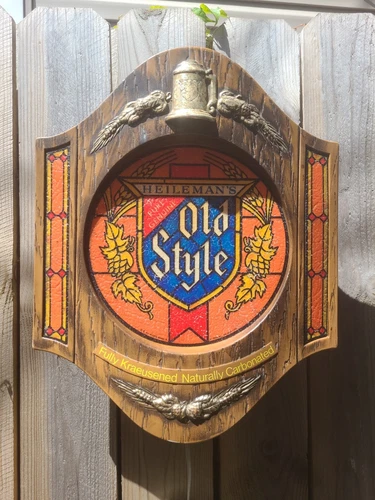 Vintage 1975 HEILEMAN’S OLD STYLE Light Up Beer Sign  19" x 16”
