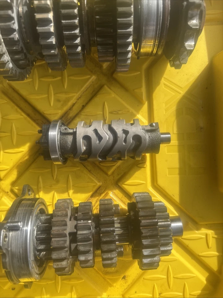 03-05 Yamaha YZFR6 R6 2005 transmisión caja de cambios eje de engranajes horquilla tambor cubierta lote Foto 3 de 4