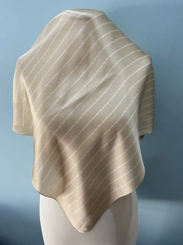 S26# Foulard Christian Dior beige monogramme en soie 22/21 pouces a tache et trou
