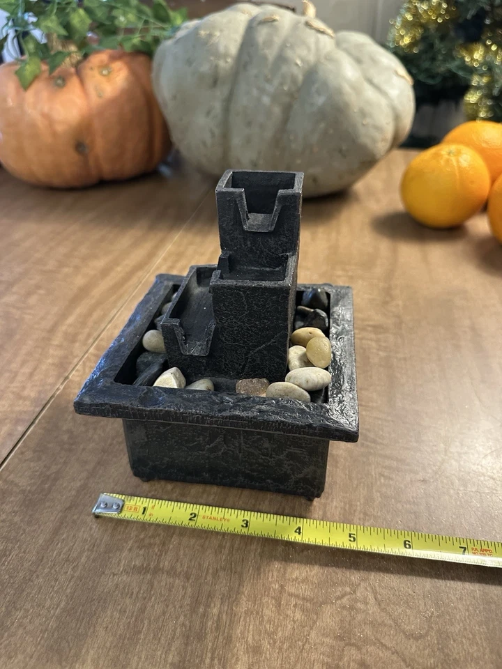 Pequeña fuente de agua de mesa mini niveles zen interior oficina escritorio decoración con rocas Foto 2 de 3