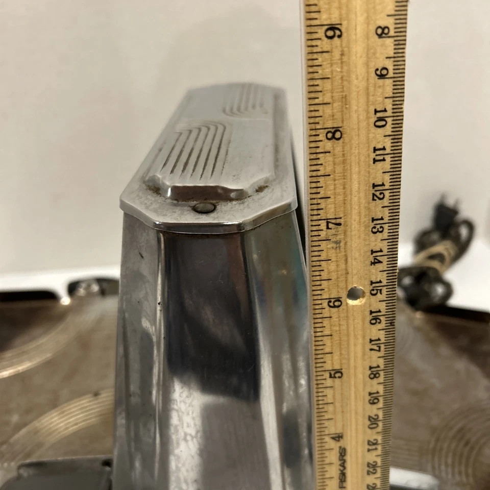 Antique Toaster. Works Great! Can Use A Little Cleaning - Image 4 of 4