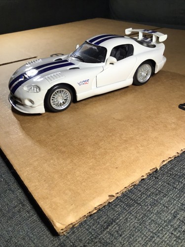 Dodge Viper GTS GT5-R Coupe White With Blue Stripes Maisto 1:24 - 第 2/5 張圖片