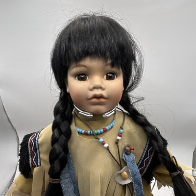 Indianer Puppe geflochtenes Haar Perlen Fransen Outfit Mokassins