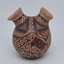 Mata Ortiz Handmade Pottery by Gerardo Mora Tena 4" tall X 3.5"wide.