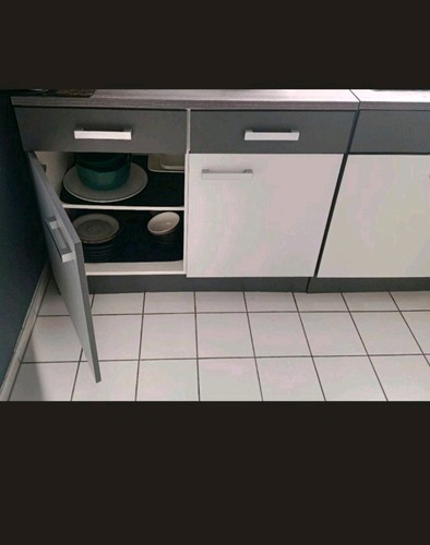 Küchenzeile mit Elektrogeräten und Spüle zu Verkaufen. Ohne Spülmaschine .