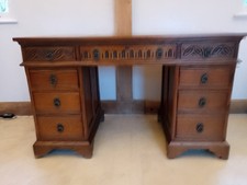 Old world charm oak desk, excellent condition, has been well looked after 