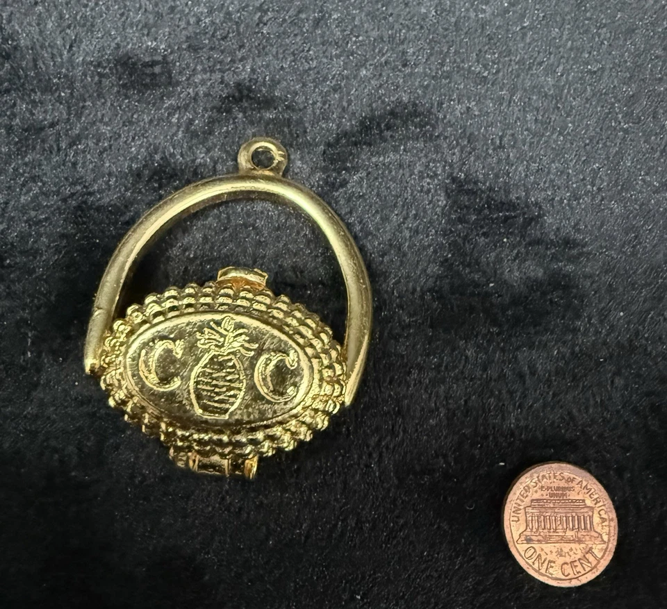 Colgante vintage de peltre PAI CC Nantucket canasta corta envío tono dorado con centavo Foto 2 de 4