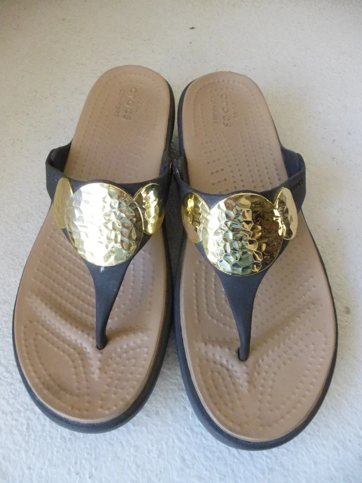 Босоножки Crocs женские 8 Sanrah украшенные на танкетке шлепанцы медальон стринги туфли - Изображение 3 из 4