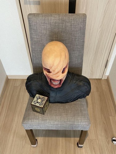 Limited to 240 pieces Neca Hellraiser Chatterer With Puzzle Box - Picture 4 of 12