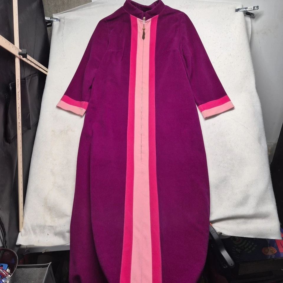 Bata larga de terciopelo a rayas rosa Vanity Fair de colección años 70 salón ama de casa EE. UU. MOD Foto 2 de 4