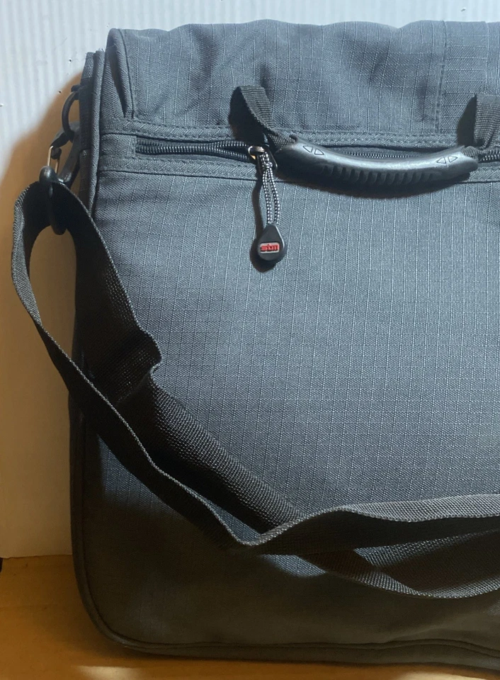 STM Vertical Laptop Bolso Mensajero Acolchado Gris Oscuro Callejón Aire Carbono 15” X 13” Foto 4 de 4