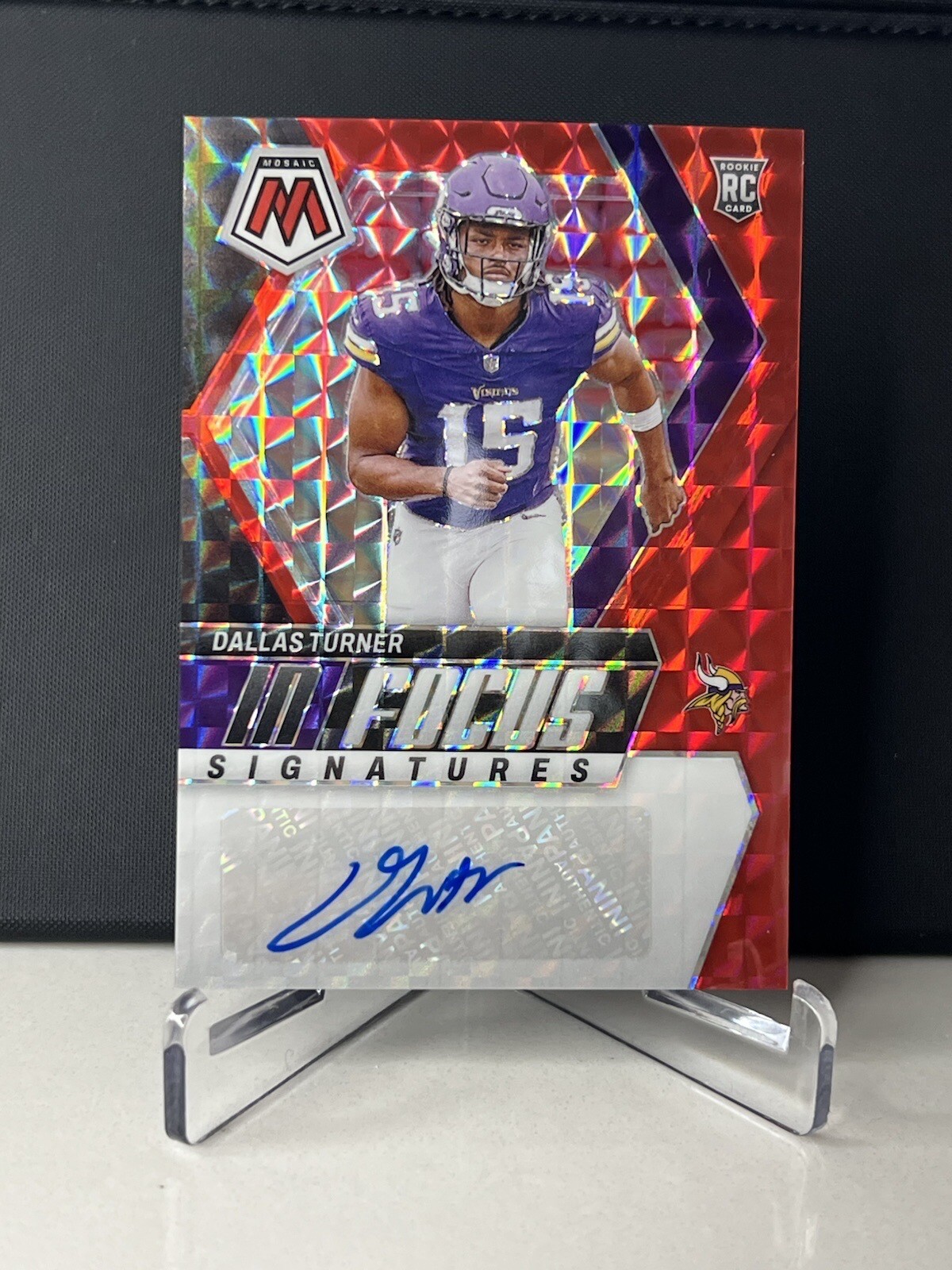 2024 Panini Mosaic - In Focus Signatures Red Prizm #IF-DTR Dallas Turner /199