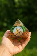 Piramide con cristales - cuarzos Para San Miguel Arcangel - Proteccion
