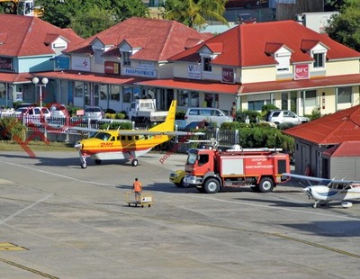 AK; SXM-52 DHL CESSNA 208B GRAND CARAVAN N910HL + FEUERWEHR @ ST BARTHS