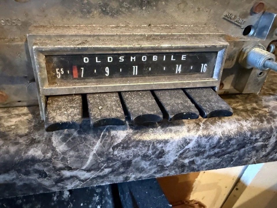 Oldsmobile F85 442 Cutlass 1967 radio AM tablero pulsador 7299563 Foto 2 de 4