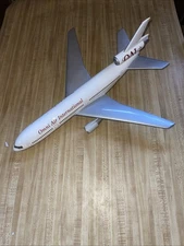 Omni Air International Plane 22x20