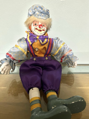Bunte 13 Zoll Vintage Porzellan Clown Puppe mit Auguste Gesicht und Seide Outfit 